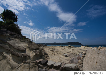 千葉県南房総市 冨浦港にある逢島の写真素材 76206917 Pixta