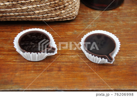 ポルトガル、オビドス、ジンジャ（サクランボの果実酒）を入れたチョコレートのカップ 76206998