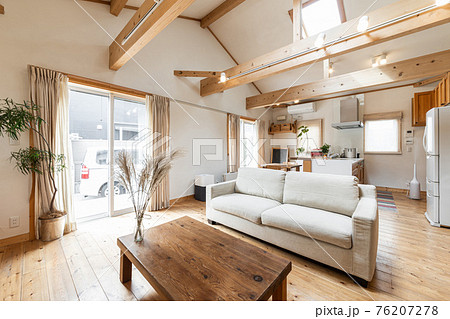 木材と天窓が印象的な一軒家のリビング 76207278