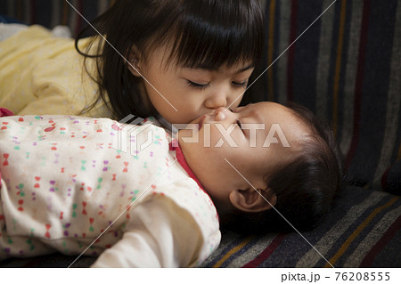 子守りをする女の子 子守りをする女の子 76208555