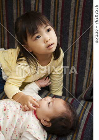 子守りをする女の子 76208556