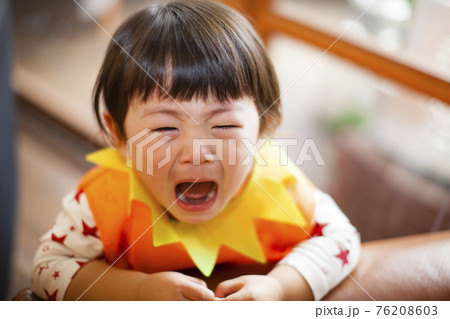 泣く子供 76208603