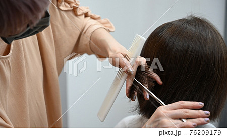 ヘアーサロンで髪を切る女性 1 8 高画質 の写真素材