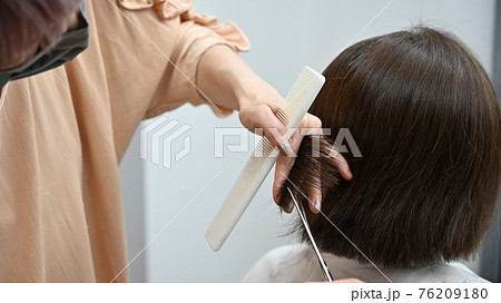 ヘアーサロンで髪を切る女性 2 8 高画質 の写真素材
