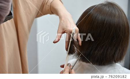 ヘアーサロンで髪を切る女性 4 8 高画質 の写真素材 7691