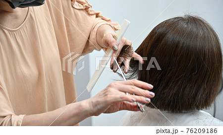 ヘアーサロンで髪を切る女性 8 8 高画質 の写真素材