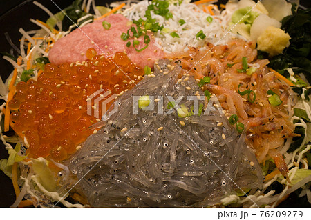 湘南海岸の江ノ島にあるしらす料理店で食べたしらす丼 76209279