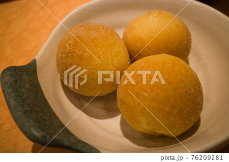 湘南海岸の江ノ島にあるしらす料理店で食べたしらすパン 76209281