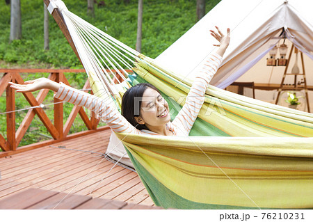 ハンモックでリラックスする女性 76210231