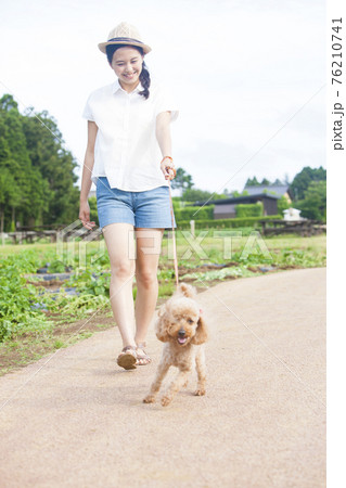 犬と散歩する女性 犬と散歩する女性 76210741