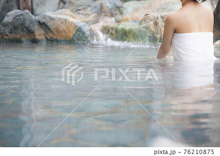 露天風呂に浸かる女性 76210875