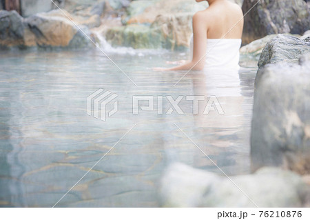 露天風呂に浸かる女性 76210876