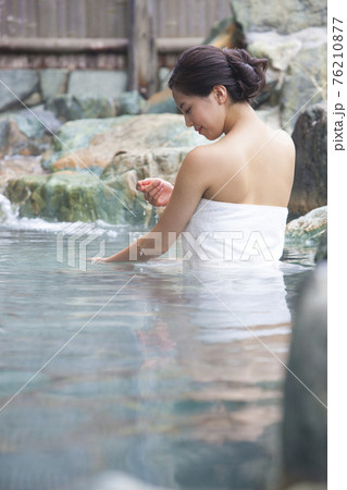 露天風呂に浸かる女性 76210877