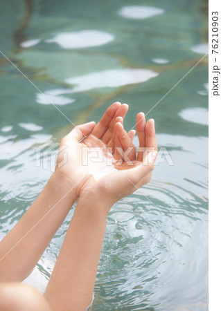 露天風呂に浸かる女性 76210903