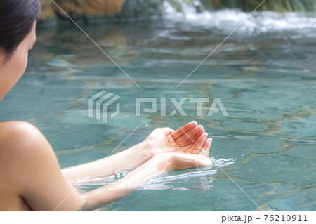 露天風呂に浸かる女性 76210911