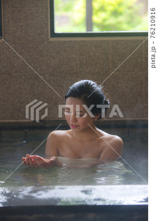 露天風呂に浸かる女性 76210916