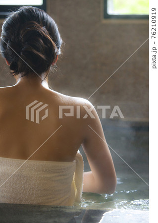 露天風呂に浸かる女性 76210919