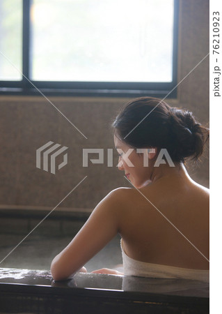 露天風呂に浸かる女性 露天風呂に浸かる女性 76210923