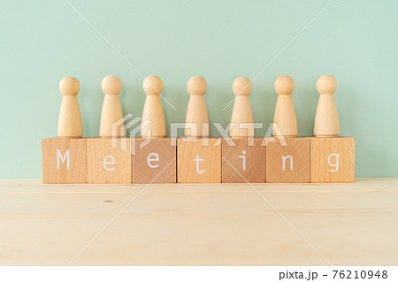 ミーティング｜「Meeting」と書かれた積み木と木の人型オブジェ 76210948