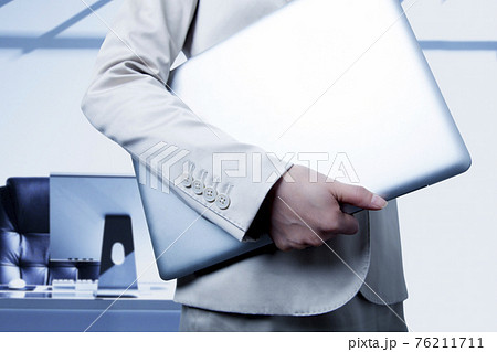 ノートパソコンをもつOL 76211711