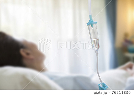 入院するシニア女性 76211836