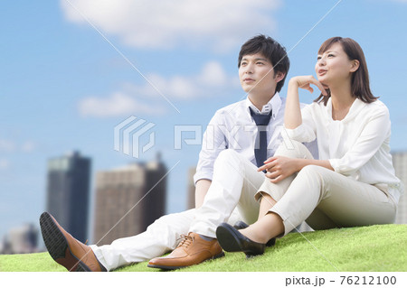 休憩するビジネスマンとOL 76212100