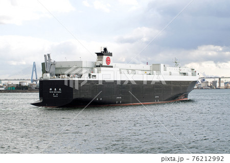 名古屋港を出港する自動車運搬船の景色 名古屋港を出港する自動車運搬船の景色 76212992