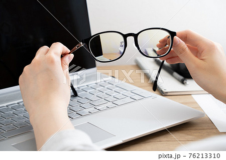 ブルーライトカットのメガネを使ったパソコン作業 76213310