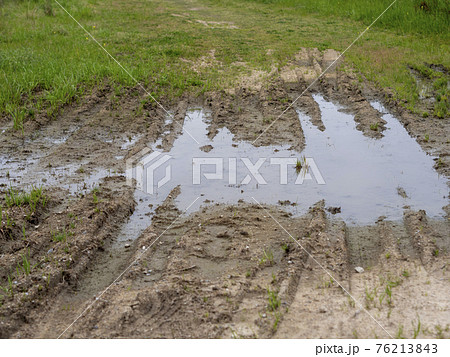 雨上がりの水が溜まった轍の風景 76213843