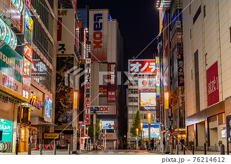 秋葉原 千代田区 夜 午後 オタク 都心 風景 東京 道路 アニメ 電車 高架下 メイド 中央通りの写真素材