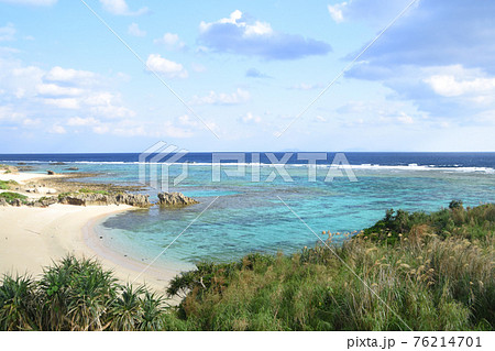 徳之島の美しい海と青空 76214701