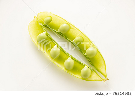 さやを開いたウスイエンドウ(うすい豆)。 76214982