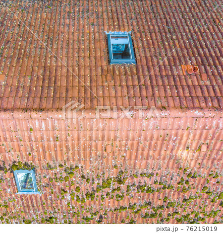 Inspection of the red tiled roof of a single-family house 76215019