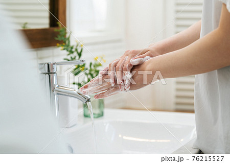 洗面所で手を洗う女性 76215527
