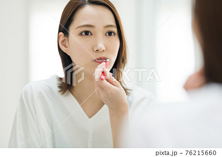 洗面台で歯を磨く女性 76215660