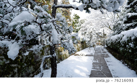 大津市　坂本　慈眼堂の雪景色 76216093
