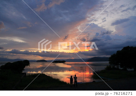 夕暮れの光景を眺める二人 夕暮れの光景を眺める二人 76216271