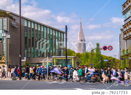 日本の東京都市景観　解除後、原宿駅前には、多くの人出。再び感染爆発。変異株の脅威が…＝4月3日 76217753
