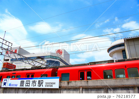 豊田市、名鉄豊田市駅に停車する電車と駅前デパートの風景 豊田市、名鉄豊田市駅に停車する電車と駅前デパートの風景 76218577