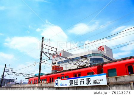 豊田市、名鉄豊田市駅に停車する電車と駅前デパートの風景 豊田市、名鉄豊田市駅に停車する電車と駅前デパートの風景 76218578