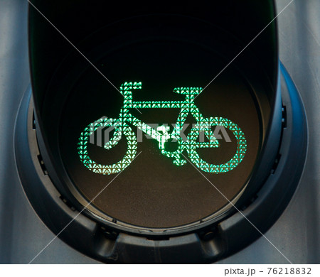 Green bicycle traffic light 76218832