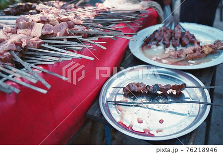 新疆ウイグル カシュガルのケバブ屋の写真素材
