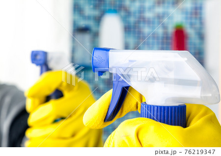 House chores - cleaning bathroom   with sprayer 76219347