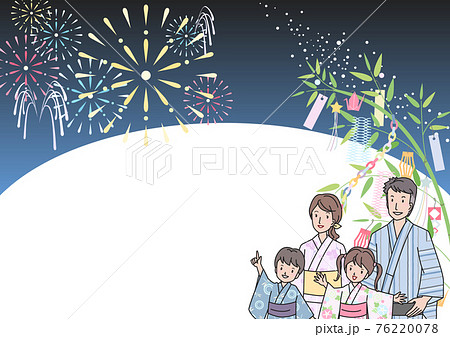 七夕祭りを楽しむ浴衣の親子 76220078