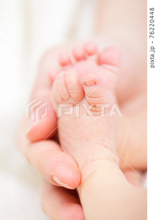Mother with newborn baby 76220448