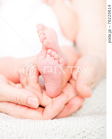Mother with newborn baby Mother with newborn baby 76220614