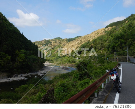 あたたかい日差しに誘われて 二川ダム沿いにて あたたかい日差しに誘われて 二川ダム沿いにて 76221800