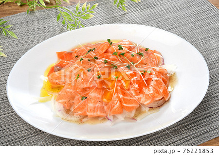 サーモンのカルパッチョ 76221853