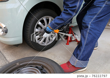 スタッドレスタイヤからノーマルタイヤに交換する作業風景 76222797