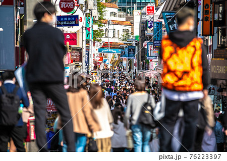 日本の東京都市景観　解除後、原宿の竹下通りには、多くの人出。再び感染爆発。変異株の脅威が…＝4月3日 76223397